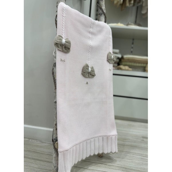 COPERTINA IN COTONE CON INSERTI E FIOCCHETTI ROSA CHIARO