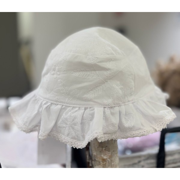 CAPPELLINO IN TELA DI COTONE CON PIZZO BABY VIP