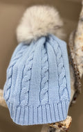 CAPPELLINO IN MAGLIA CON PON PON E TRECCE I DELFI
