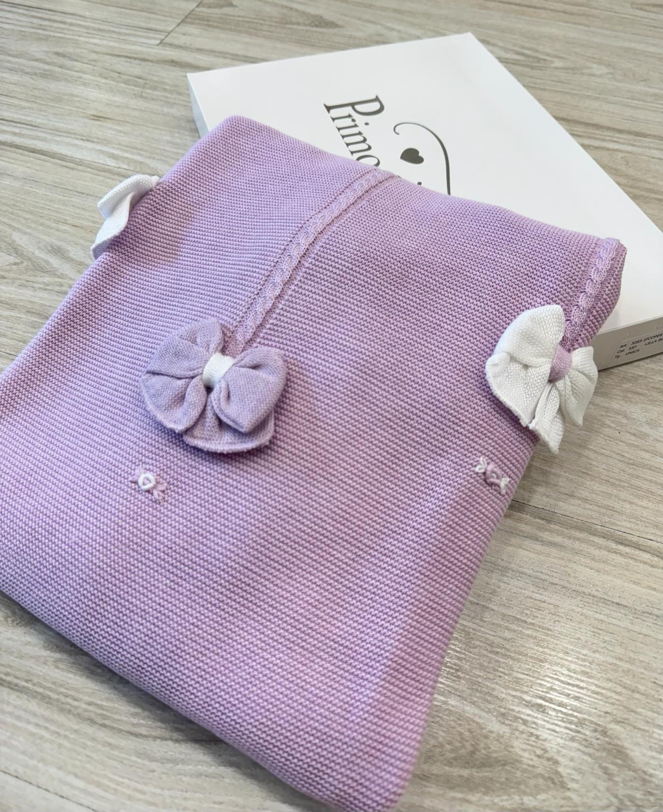 COPERTINA IN COTONE CON INSERTI E FIOCCHETTI