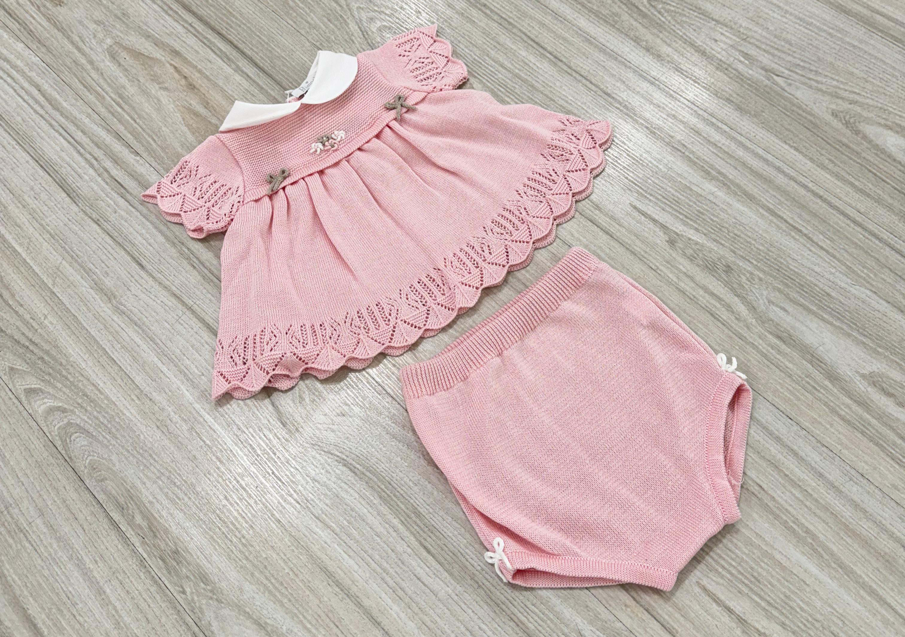 COMPLETINO IN MAGLIA CON COLLETTO BIANCO E FIORI