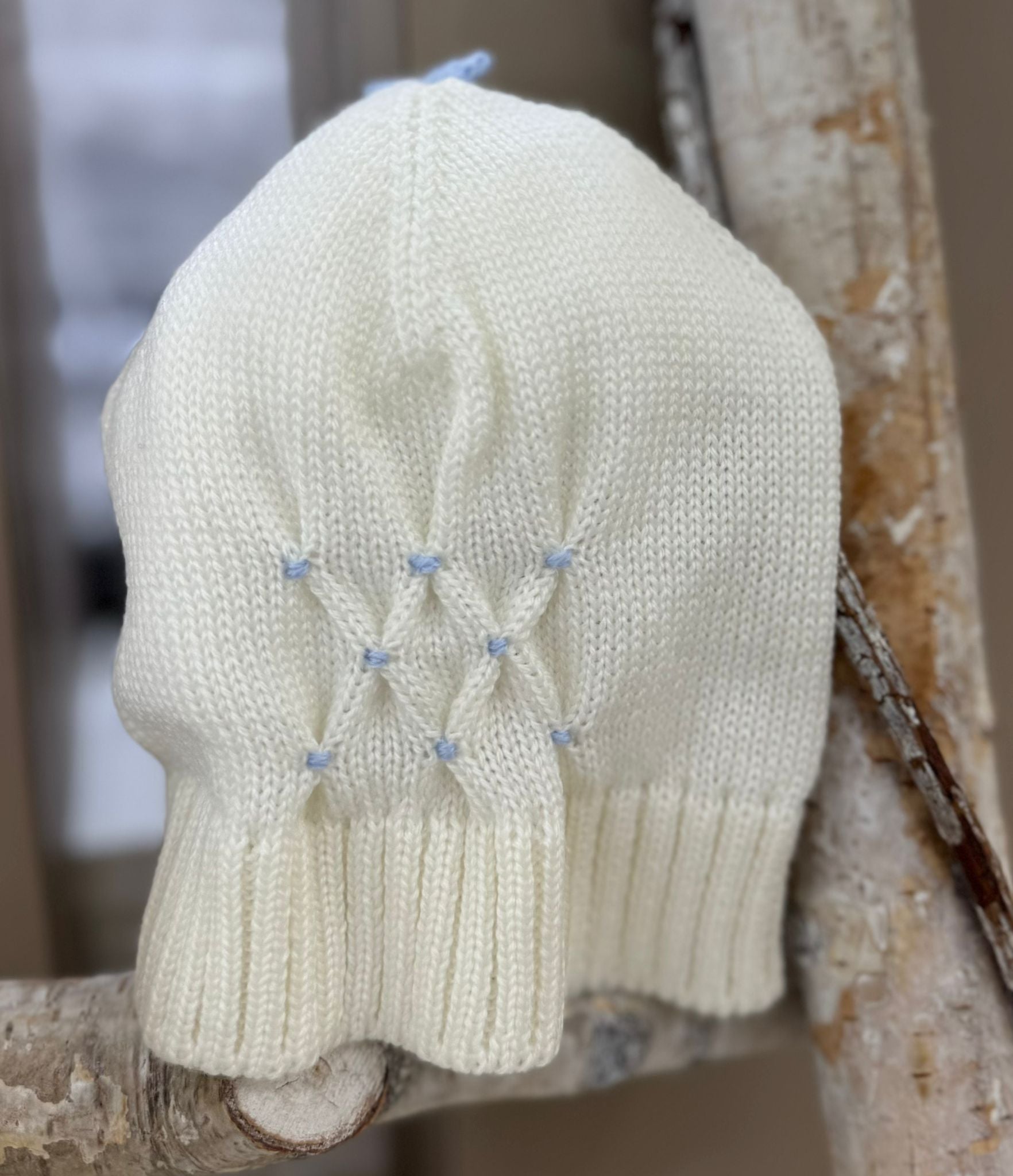 CAPPELLINO IN MAGLIA CON INSERTI
