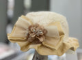 CAPPELLO BABY CON FIOCCO E FIORE BUFI