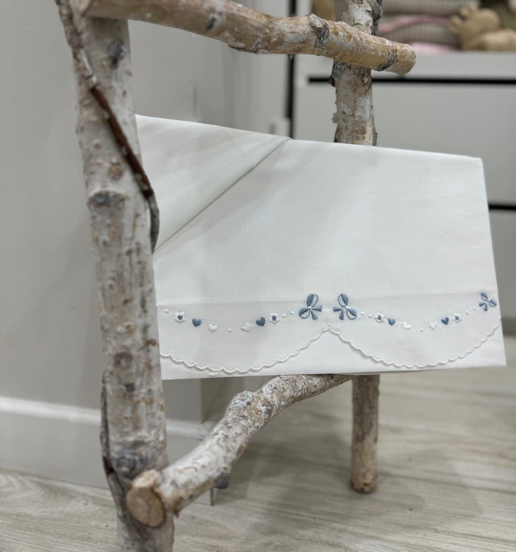 LENZUOLA PER CULLA CON FIOCCHI E CUORI