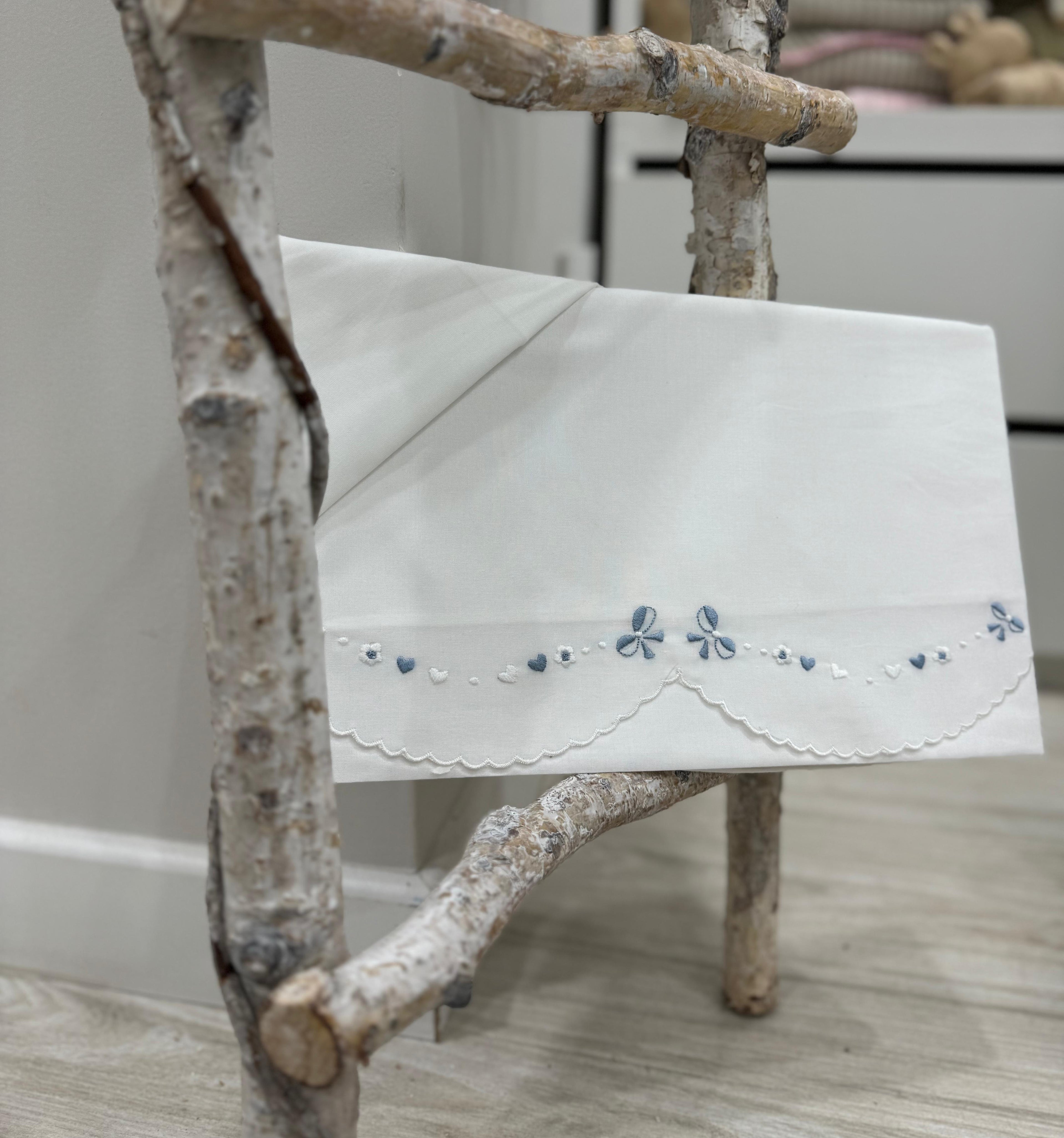 LENZUOLA PER CULLA CON FIOCCHI E CUORI
