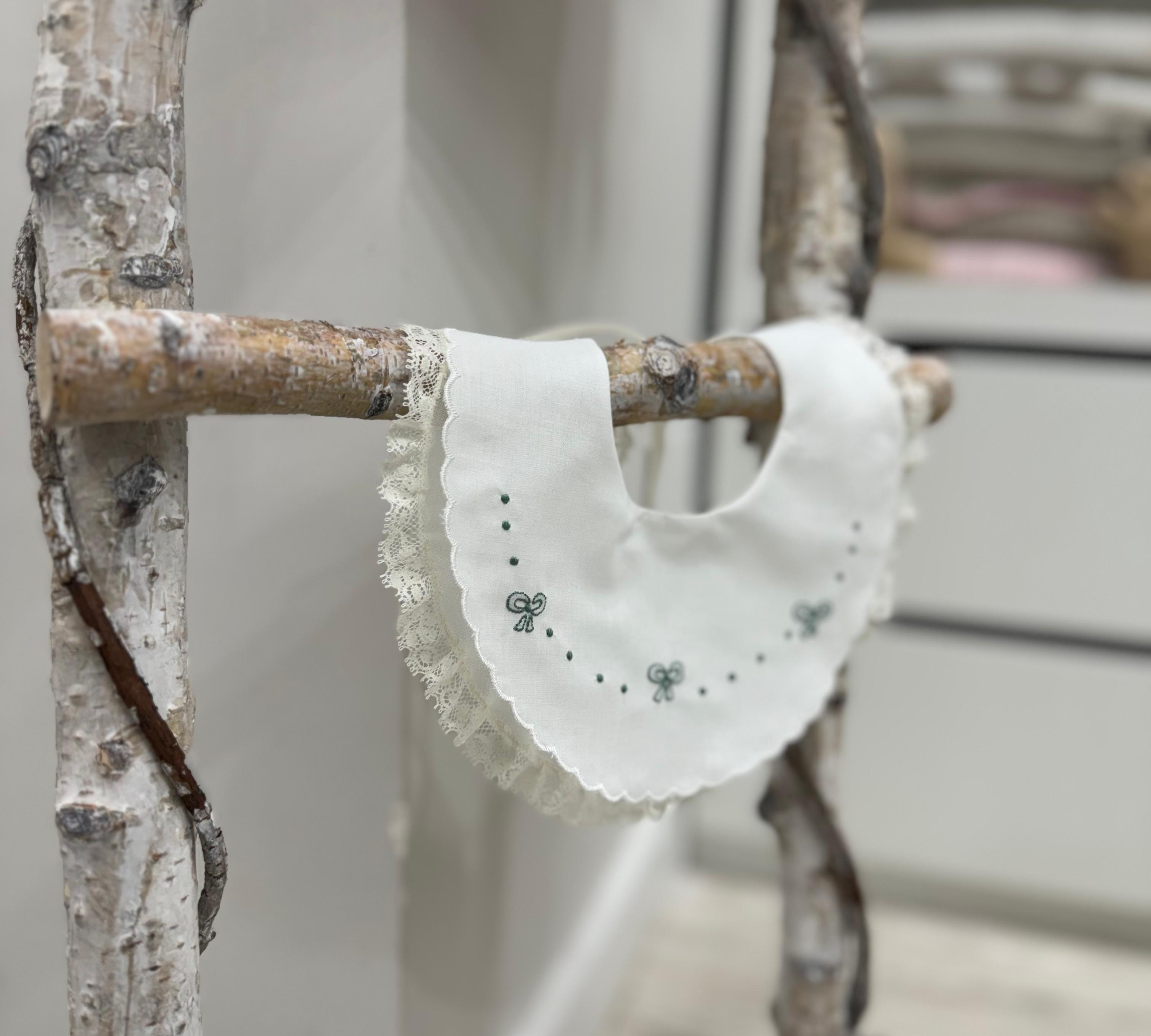 BAVETTA CON FIOCCHI RICAMO VERDE