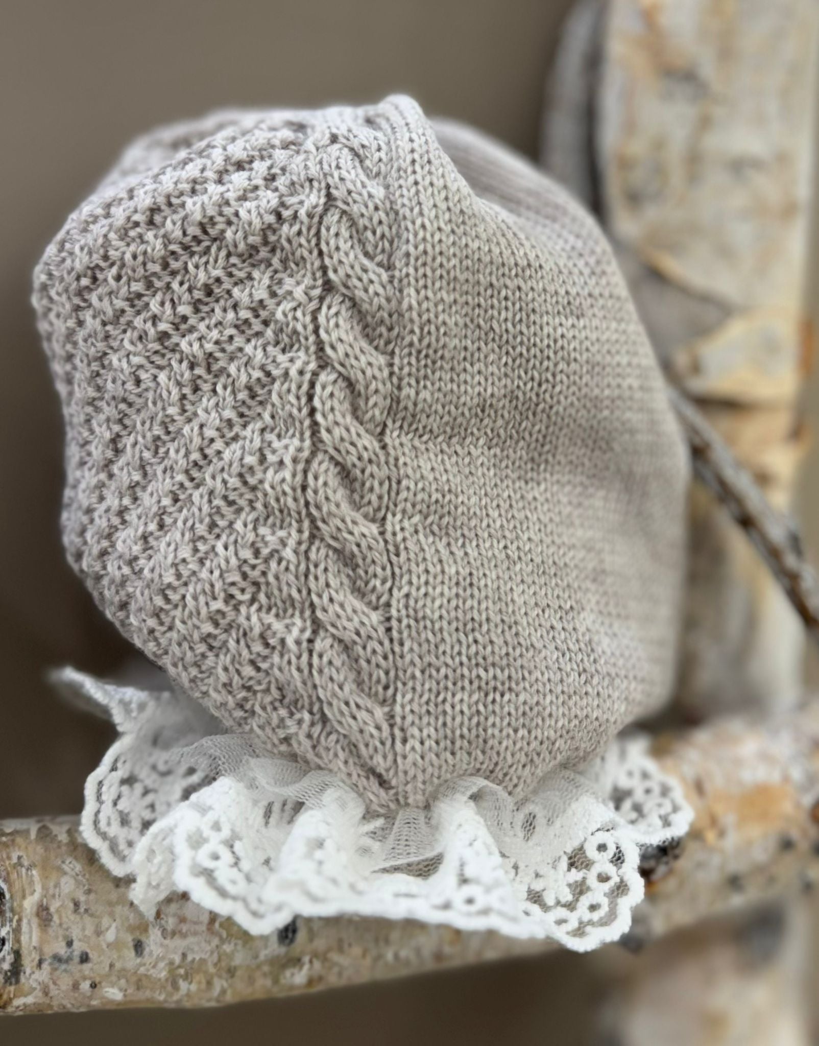 CAPPELLINO IN MAGLIA CON INSERTI IN PIZZO BEBE'DI ALMY