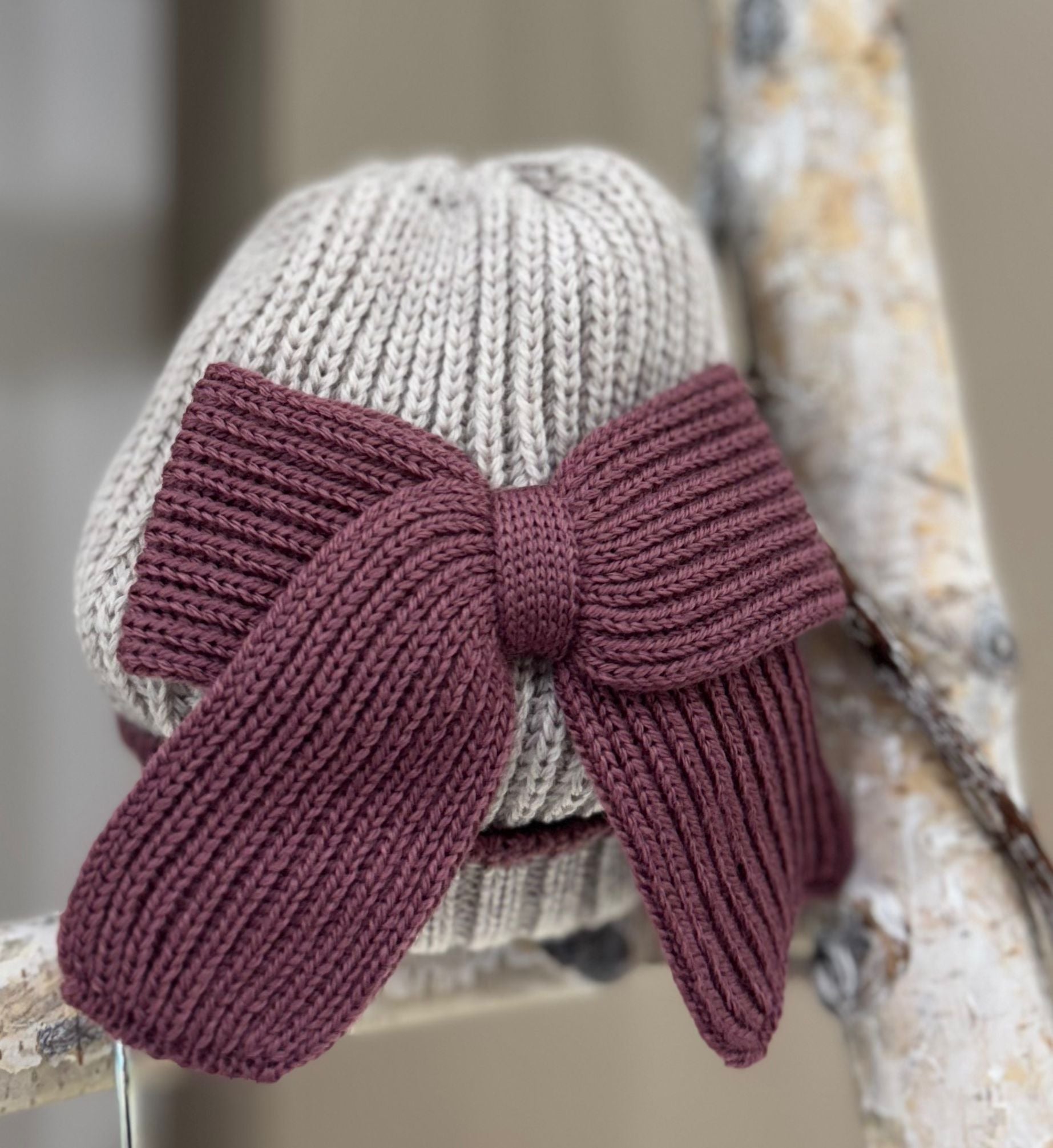 CAPPELLINO IN MAGLIA CON FIOCCO BEBE' DI ALMY
