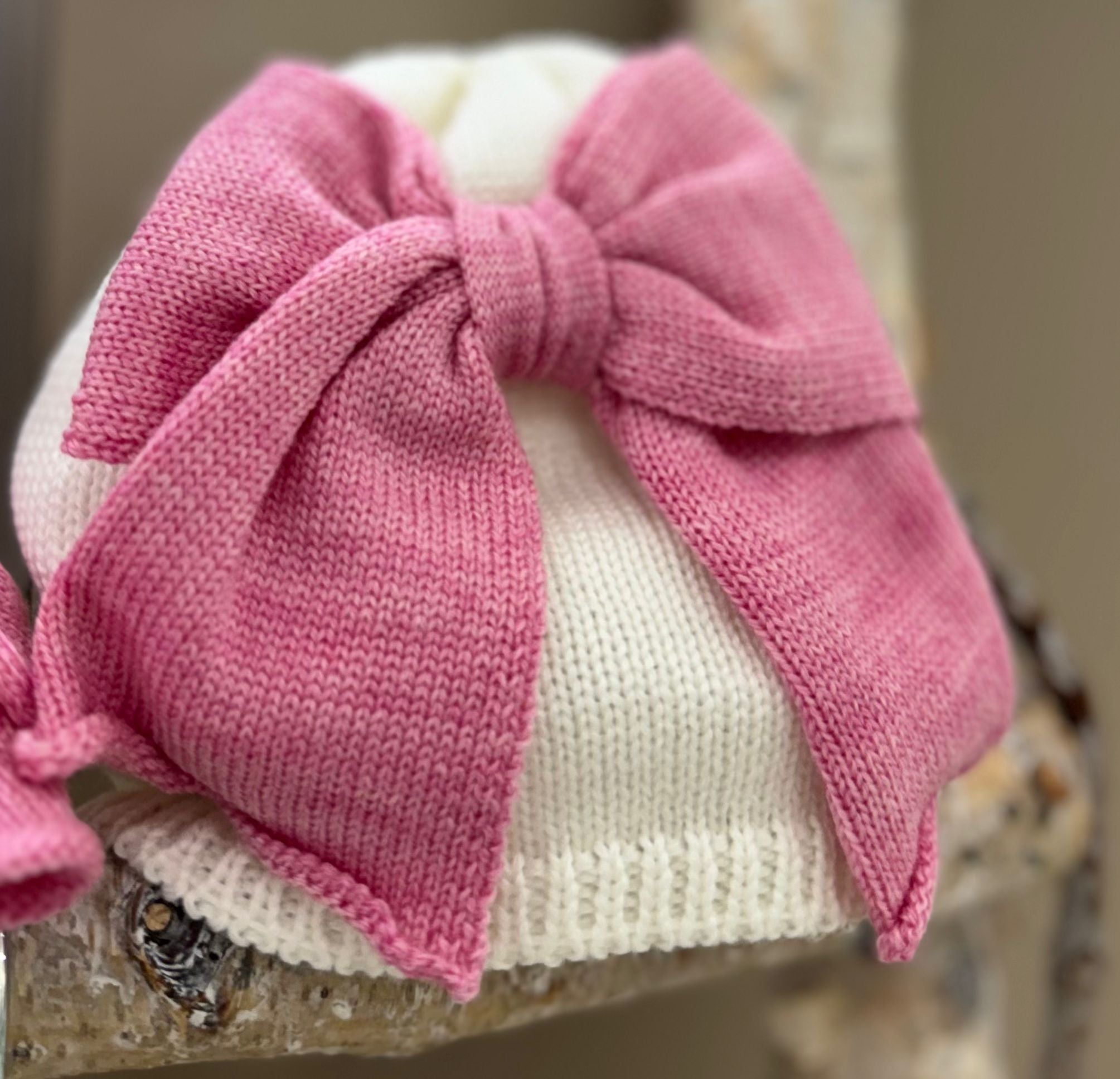 CAPPELLINO IN MAGLIA CON FIOCCO BEBE'DI ALMY