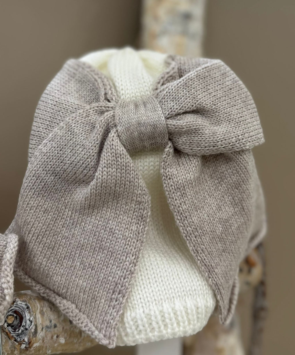 CAPPELLINO IN MAGLIA CON FIOCCO BEBE'DI ALMY