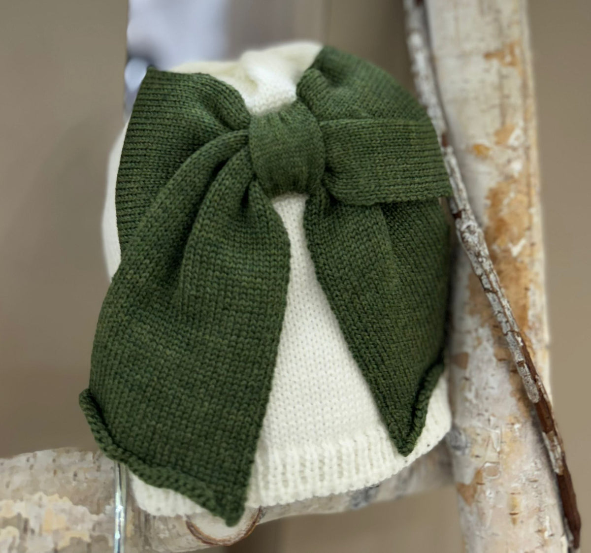 CAPPELLINO IN MAGLIA CON FIOCCO BEBE'DI ALMY