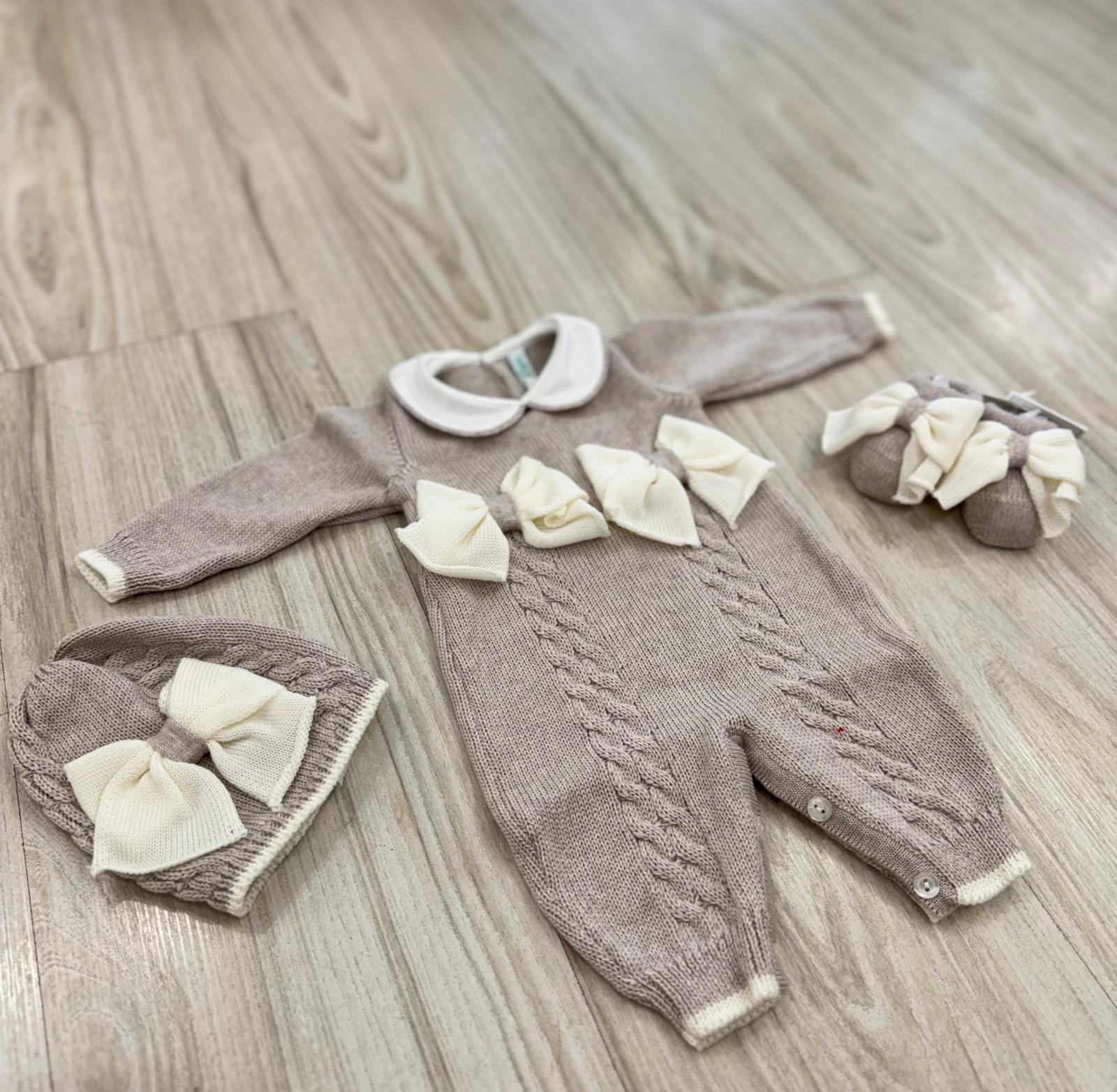 SET CORREDINO MIELE CON FIOCCHETTI IN PURA LANA :TUTINA , CUFFIA E BABBUCCE