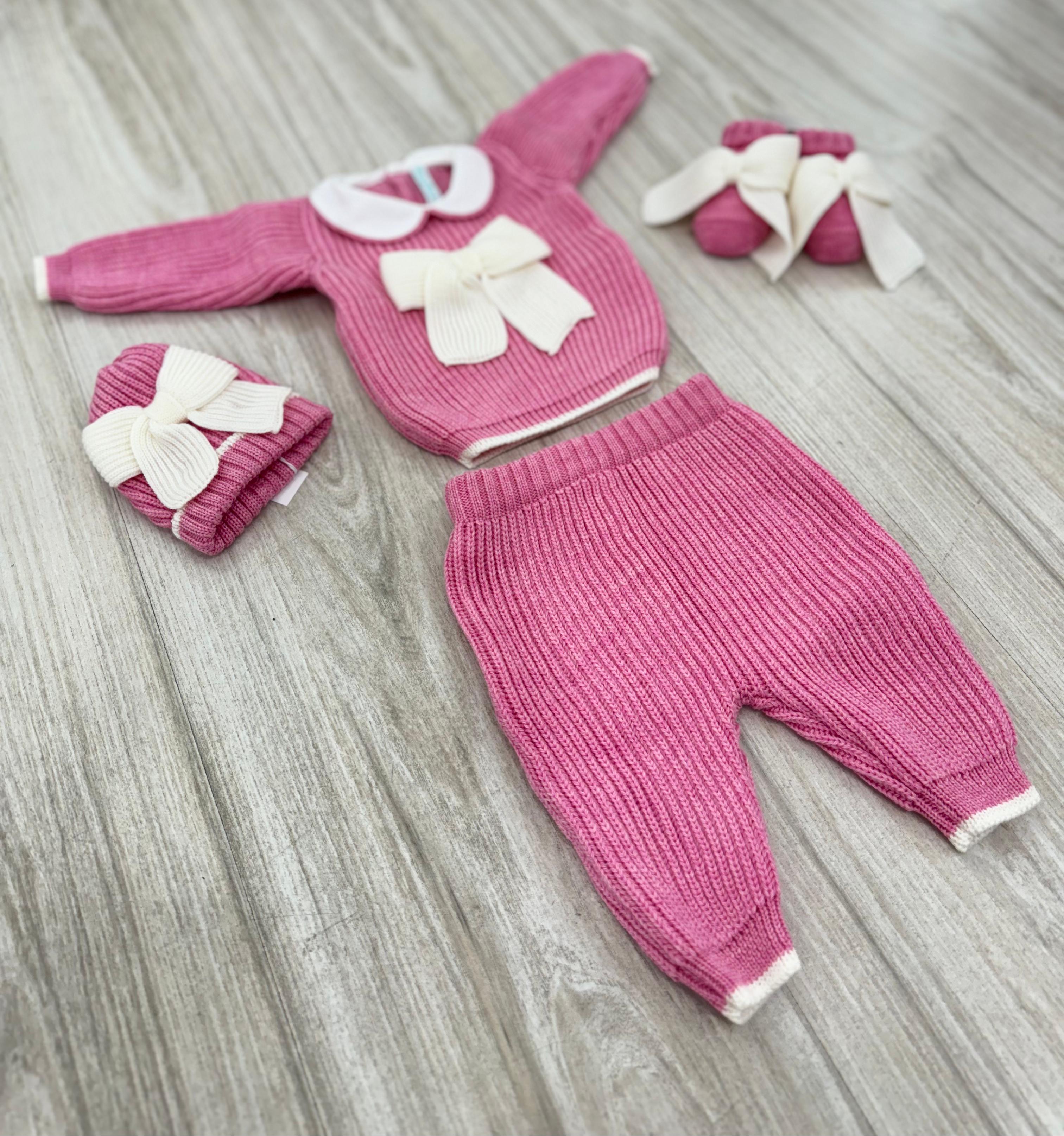 SET CORREDINO FUCSIA FIOCCO PANNA IN PURA LANA : COMPLETINO, CAPPELLINO E BABBUCCE