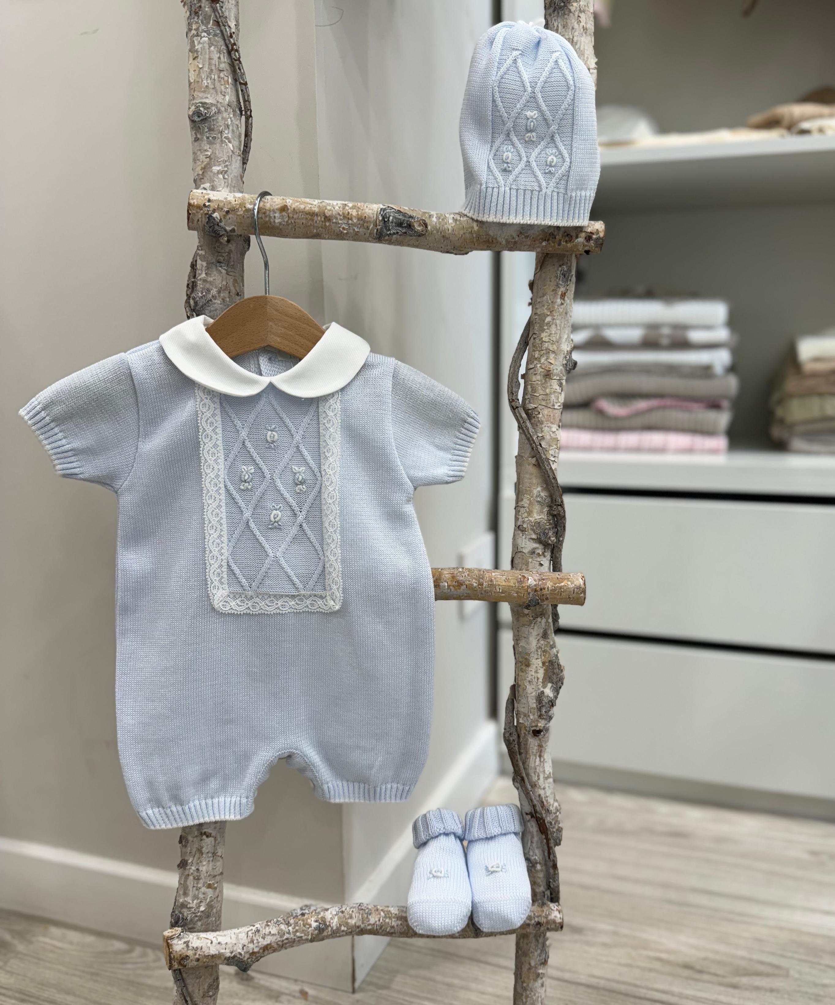 SET CORREDINO IN FILO CELESTE CON FIORI, TUTITA MANICA CORTA, CAPPELLINO E BABBUCCE