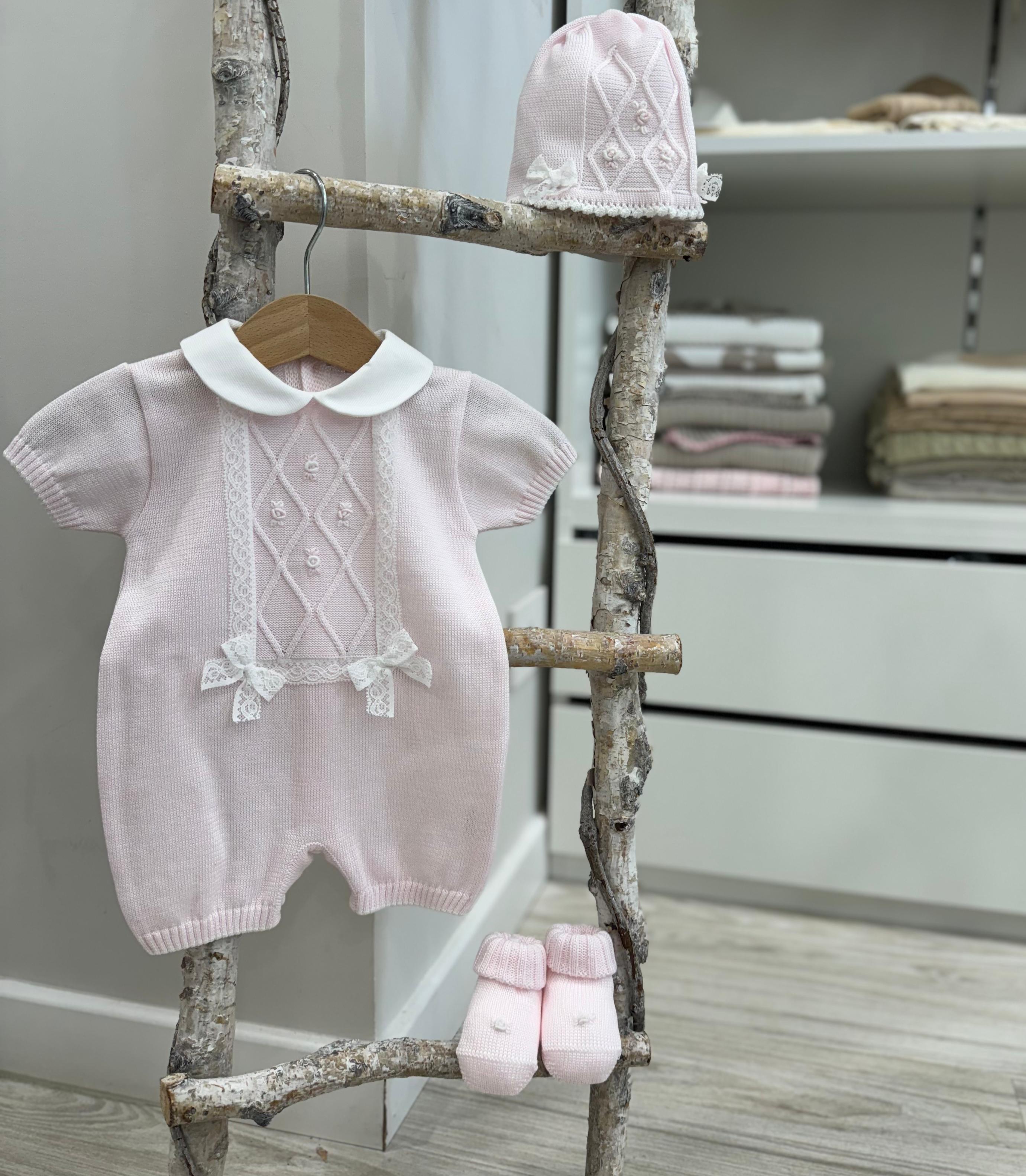 SET CORREDINO IN FILO ROSA CON FIORI, TUTITA MANICA CORTA, CAPPELLINO E BABBUCCE