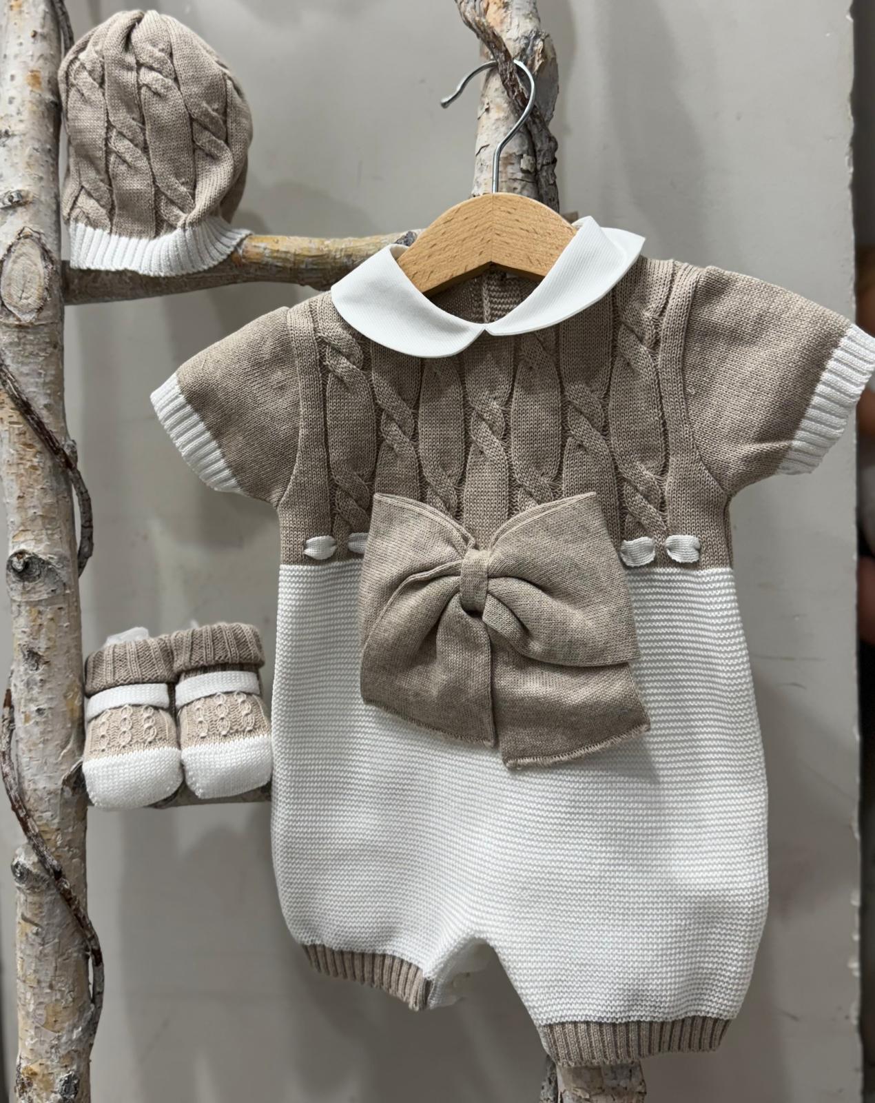 SET CORREDINO IN FILO CON FIOCCO , TUTINA MANICA CORTA, CAPPELLINO E BABBUCCE