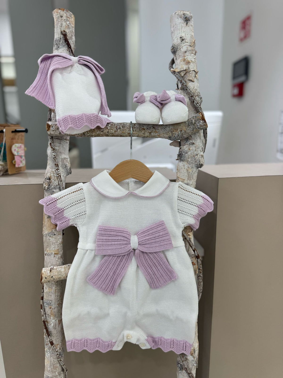 SET CORREDINO IN FILO CON FIOCCO, TUTINA MANICA CORTA, CAPPELLINO E BABBUCCE