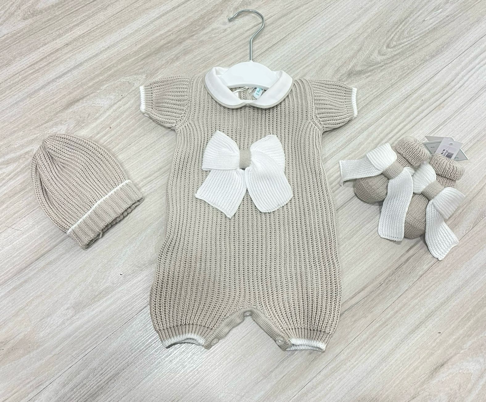 SET CORREDINO IN FILO CON FIOCCO, PAGLIACCETTO CAPPELLINO E BABBUCCE BIANCO