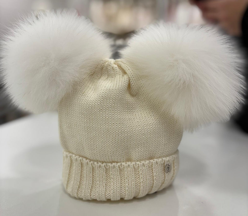 CAPPELLO IN TESSUTO CON 2 POMPON