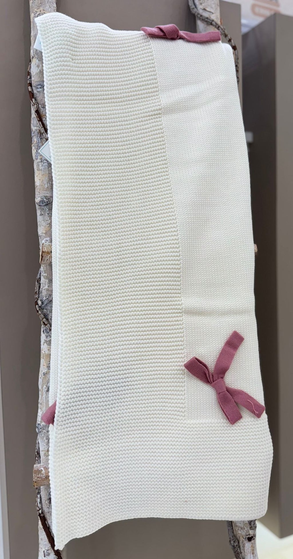 COPERTINA IN MAGLIA CON FIOCCHETTI BEBE' DI ALMY