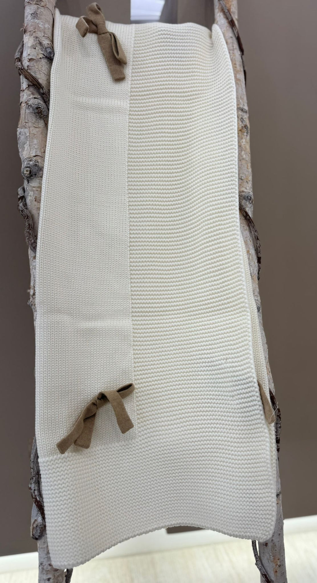 COPERTINA IN MAGLIA CON FIOCCHETTI BEBE' DI ALMY