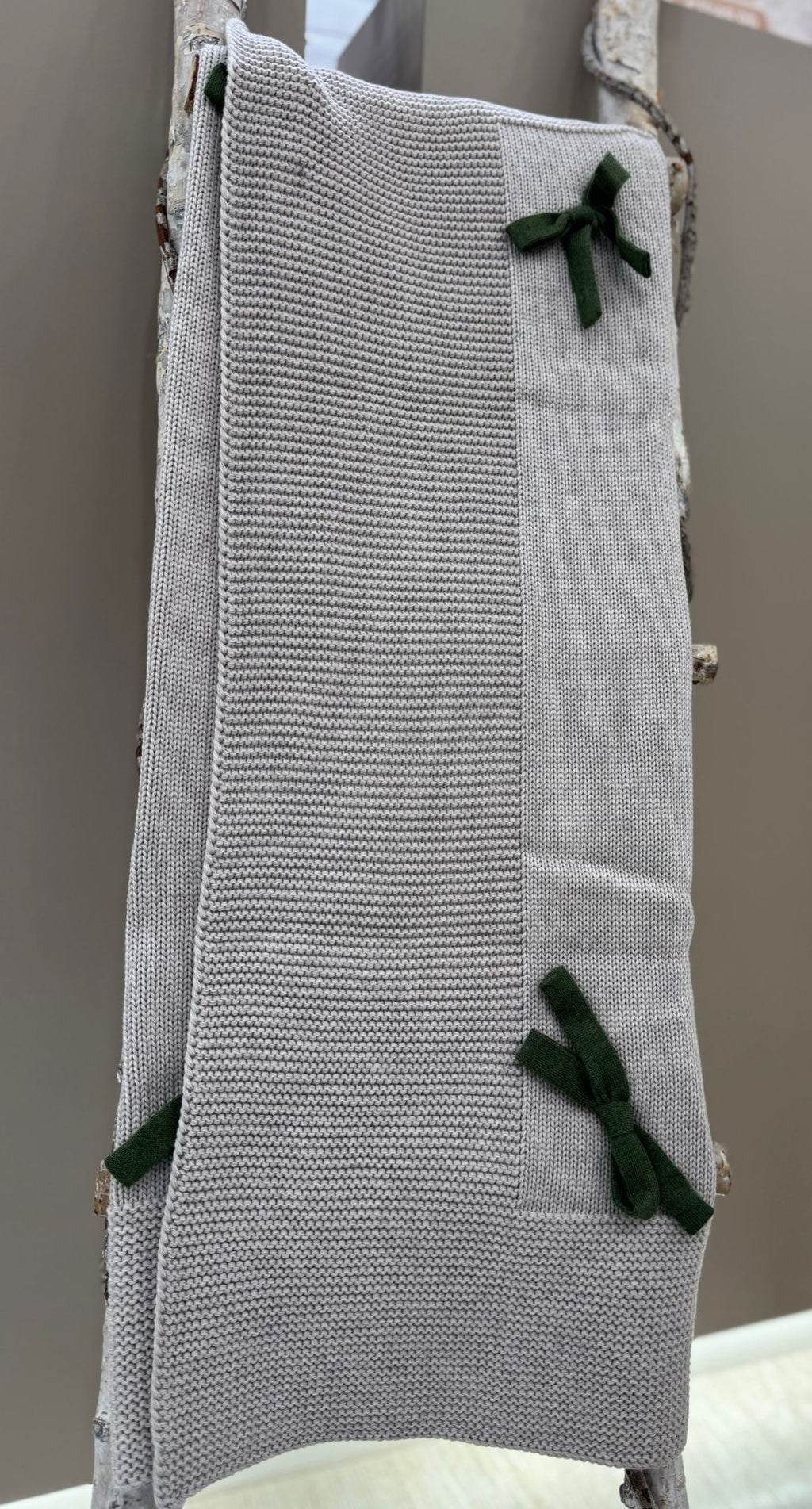 COPERTINA IN MAGLIA CON FIOCCHETTI BEBE' DI ALMY