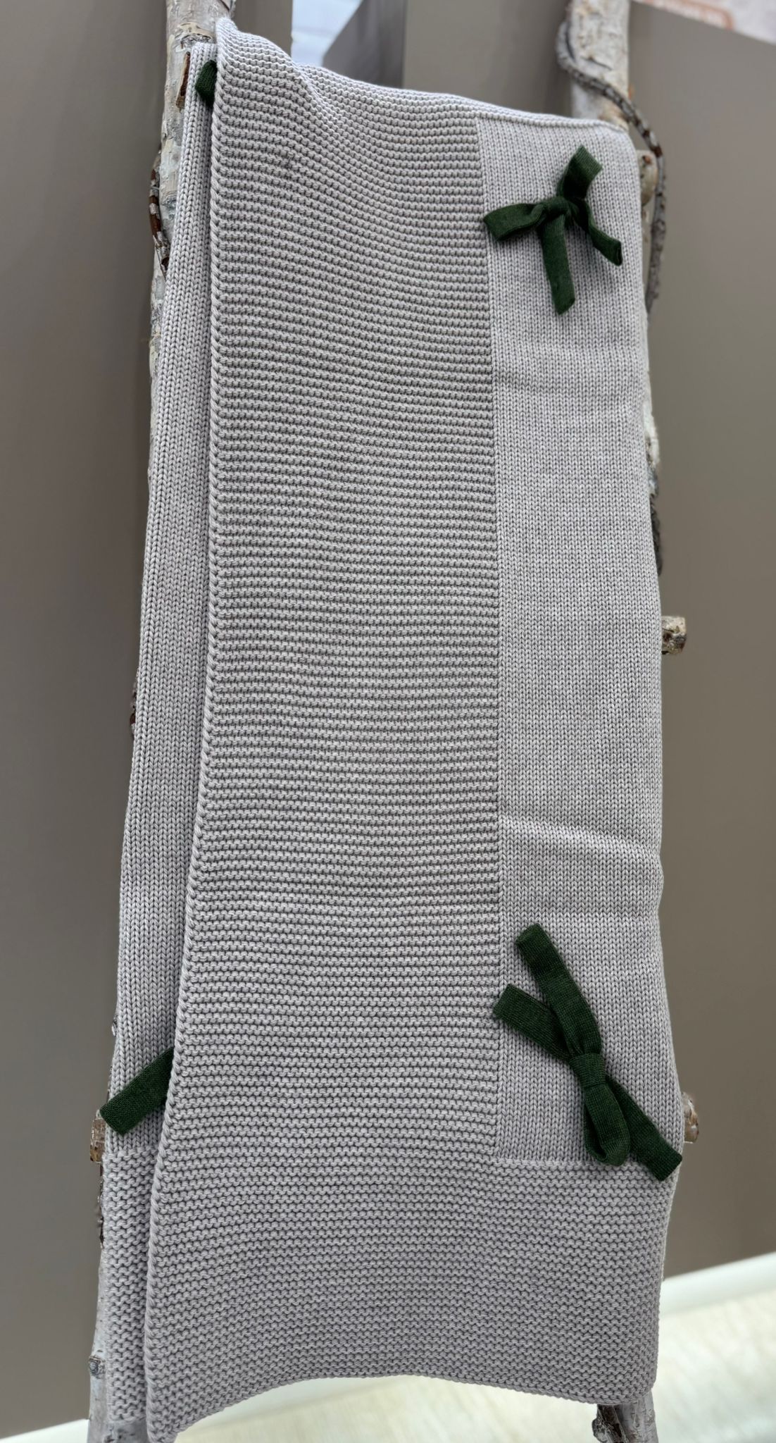 COPERTINA IN MAGLIA CON FIOCCHETTI BEBE' DI ALMY