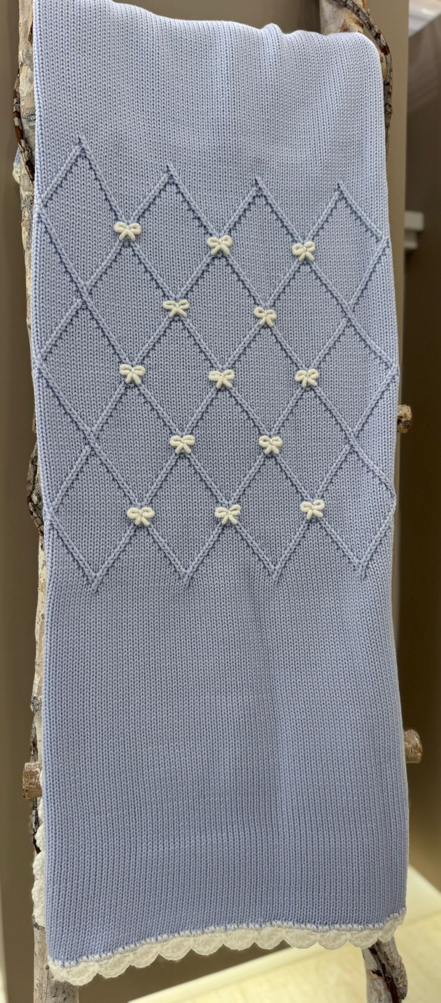 COPERTINA IN MAGLIA CON FIOCCHETTI E ROMBI BEBE' D'ALMY