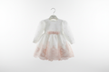 Banner vestito bianco ricami rosa sfondo bianco