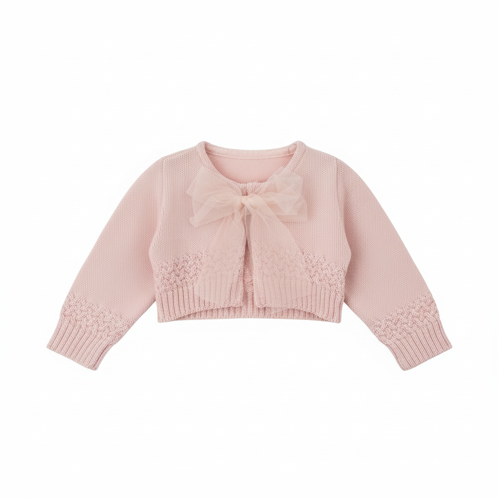 Cardigan rosa con fiocco trasparente su sfondo bianco